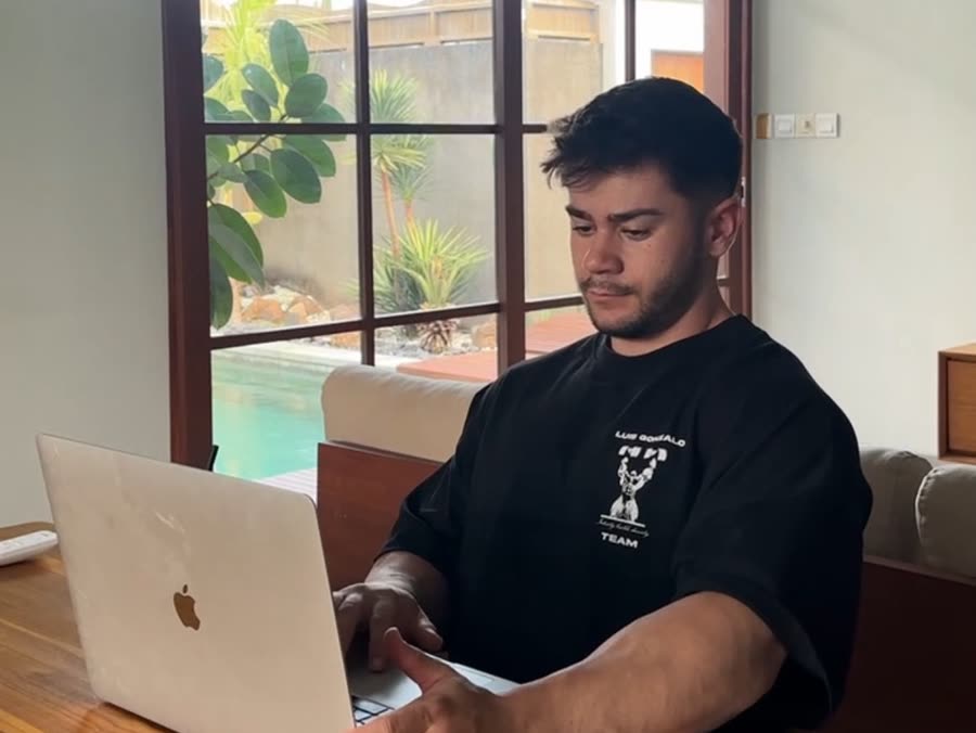 Iván Lorca trabajando con un cliente